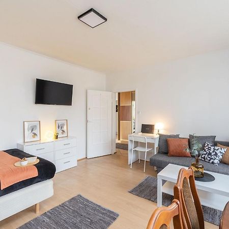 Room, Pirenejska 20 Cozy Rooms Варшава Екстер'єр фото